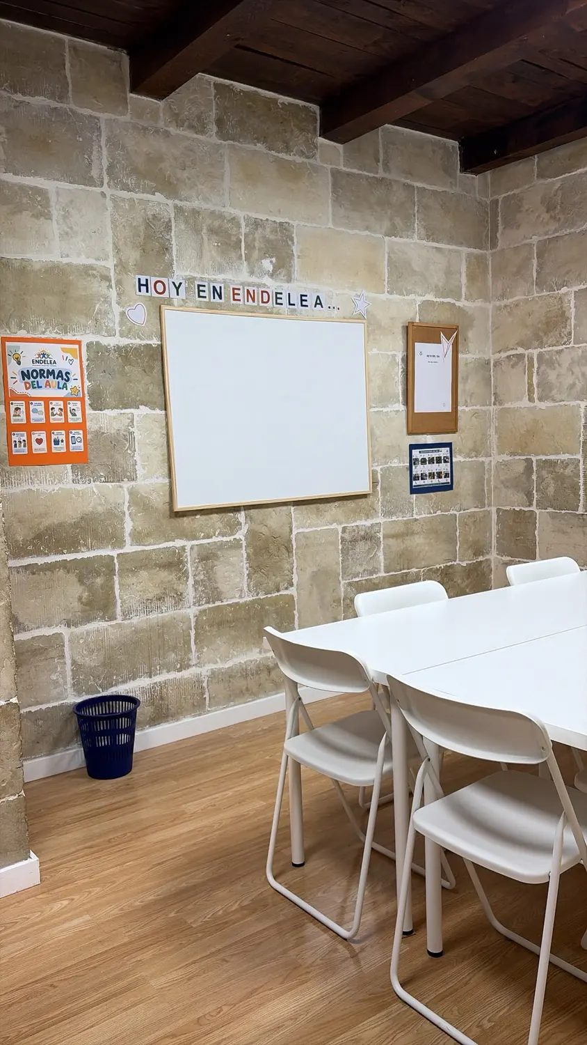 Aula de ENDELEA con pizarra y normas del aula